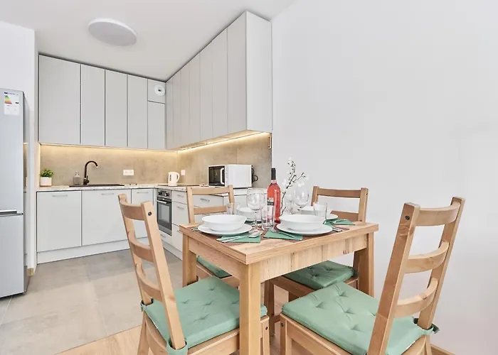 Wichrowa With Free Garage By Renters דירה *